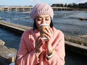 Pose Cantik Selebgram Andra Alodita Saat Mencicip Kopi Favorit