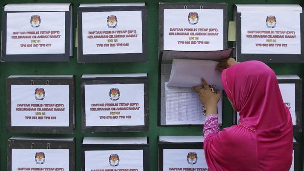 Warga mengecek Daftar Pemilih Tetap (DPT) Pemilu 2019 dan Pilpres 2019 di Kelurahan Cilandak Barat, Jakarta, belum lam ini.