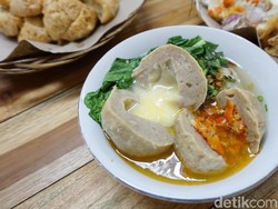 Gurih Kenyal Enaknya Bakso Isi Keju yang Mulur di Tempat Ini