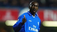 Level Jimmy Floyd Hasselbaink memang belum mencapai Ballon dOr, namun pernah dua kali menjadi topskorer Liga Inggris. Semasa kariernya, Hasselbaink pernah memperkuat bermacam-macam klub termasuk tim-tim top macam Atletico Madrid dan Chelsea. Namun, sampai pensiun Hasselbaink tetap 0 gelar juara liga. Foto: Ben Radford/Getty Images