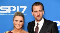 Di balik ketajaman Harry Kane, ada sang tunangan, Katie Goodland, yang selalu mendukungnya. (Foto: Instagram @kategoodersxx)