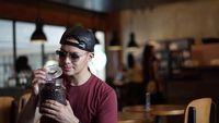 Pose Ganteng Fero Walandouw, Presenter yang Tak Bisa Jauh dari Kopi