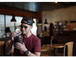 Pose Ganteng Fero Walandouw, Presenter yang Tak Bisa Jauh dari Kopi