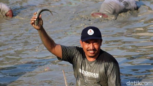 Serunya Berebut Ikan di Telaga Mungli Lamongan