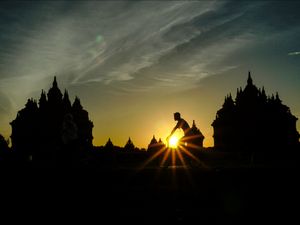 siluet candi plaosan