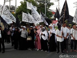 Sambil Berselawat, Massa Tunggu Gus Nur Jalani Pemeriksaan