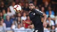 Ryad Boudebouz adalah gelandang serang asal Real Betis. Sudah tujuh laga La Liga yang dilaluinya, namun belum berdampak banyak. (Foto: Alcalde/Getty Images)
