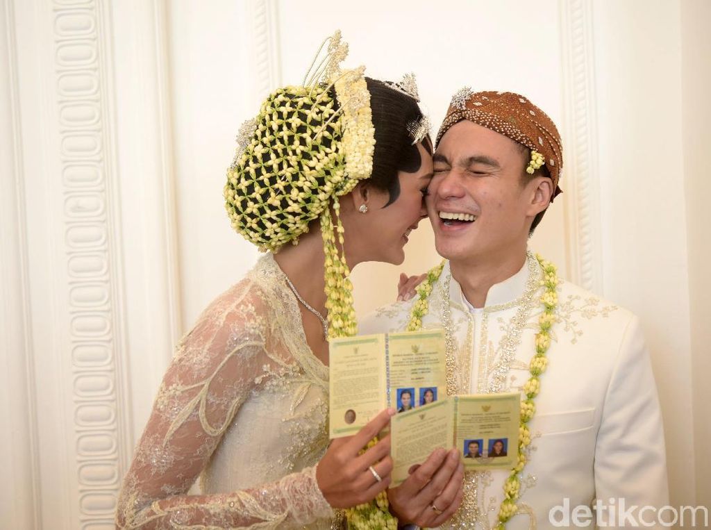 Dinikahi Baim Wong, Paula Verhoeven Cantik Bergaun Modest Saat Resepsi
