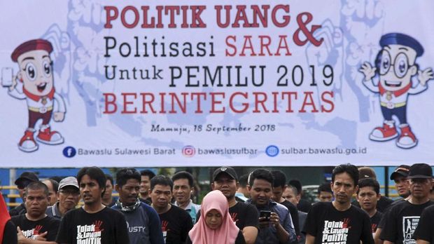 Sejumlah anggota Panwaslu mengikuti deklarasi tolak politik uang dan SARA di Lapangan Ahmad Kirang, Mamuju, Sulawesi Barat. (ANTARA FOTO/Akbar Tado)