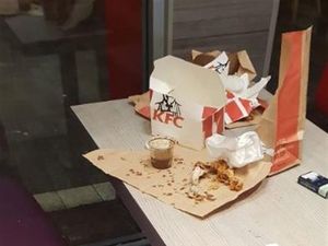 Hiii! Pengunjung Temukan Kondom Bekas Pakai di Lantai Resto Ini