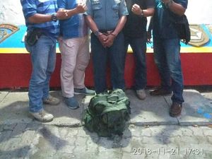 Nongkrong di Warung Pakai Pakaian Dinas, TNI AL Gadungan Ini Diciduk Nongkrong di Warung Pakai Pakaian Dinas, TNI AL Gadungan Ini Diciduk