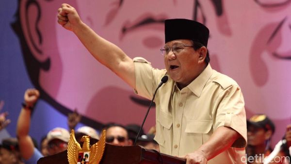 Begini Gaya Prabowo Semangati Relawan
