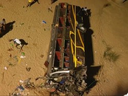 Hindari Kerbau, Bus Ini Terjun dari Jembatan