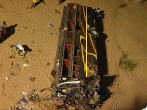 Hindari Kerbau, Bus Ini Terjun dari Jembatan Hindari Kerbau, Bus Ini Terjun dari Jembatan