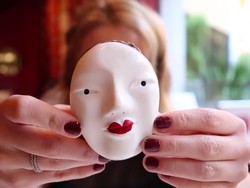 Cantiknya! Restoran Ini Bikin Praline Bentuk Topeng yang Ada di Noh Play