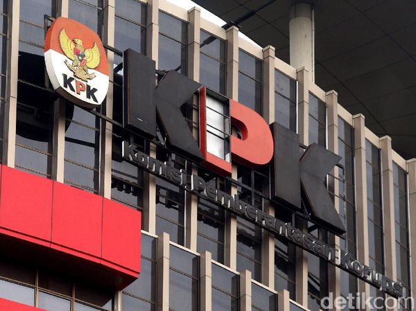 Huruf P di Gedung KPK Ambrol Akibat Hujan dan Angin Kencang