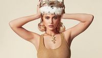 Pose Seksi dan Retro Kylie Jenner di Kalender 2019