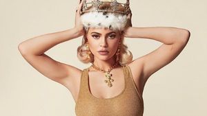 Pose Seksi dan Retro Kylie Jenner di Kalender 2019