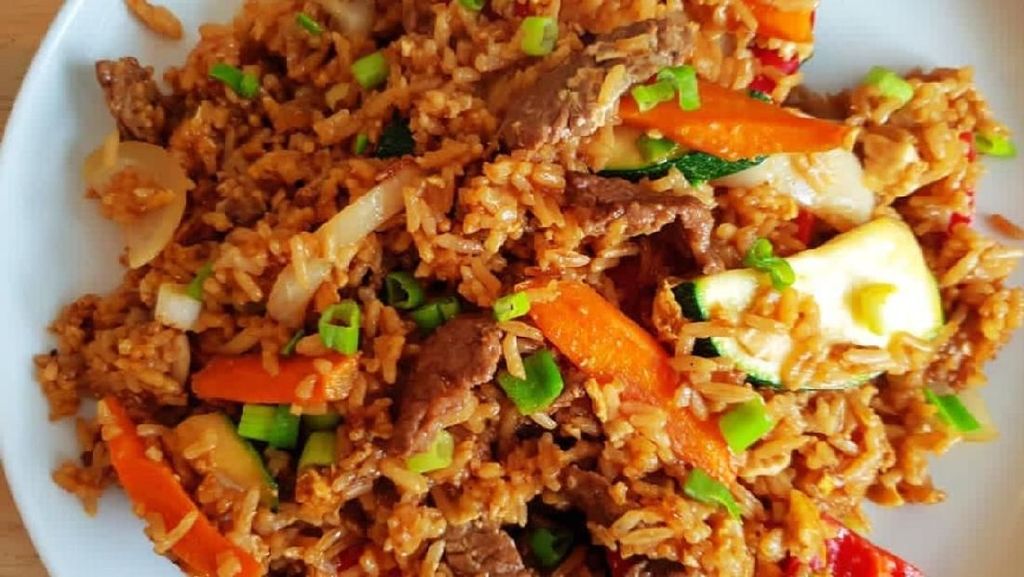Cuman Punya Nasi dan Sayuran? Bikin Saja Nasi Goreng Enak