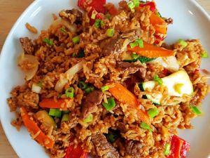 Cuman Punya Nasi dan Sayuran? Bikin Saja Nasi Goreng Enak