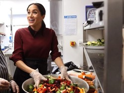 Hatinya Mulia! Meghan Markle Semangat Masak Lamb Fattah untuk Tunawisma