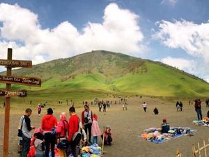 Libur Panjang, Bukit Teletubbies di Gunung Bromo Ramai Pengunjung Libur Panjang, Bukit Teletubbies di Gunung Bromo Ramai Pengunjung
