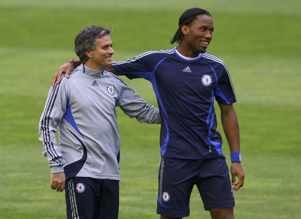 VALENCIA, SPAIN - APRIL 09: Chelsea Coach Jose Mourinho (L) shares a joke with striker Didier Drogba  during Chelsea training and press conference ahead of tomorrow's Champions League Quarter Final Second Leg match against Valencia, at the Stadium Mestalla on April 9, 2007 in Valencia, Spain.  (Photo by Stu Forster/Getty Images)