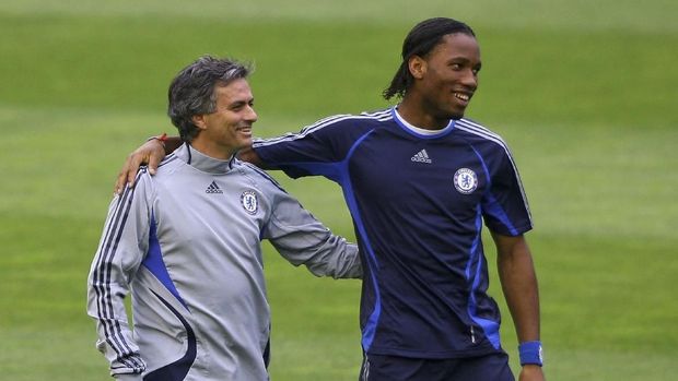 VALENCIA, SPAIN - APRIL 09: Chelsea Coach Jose Mourinho (L) shares a joke with striker Didier Drogba  during Chelsea training and press conference ahead of tomorrow's Champions League Quarter Final Second Leg match against Valencia, at the Stadium Mestalla on April 9, 2007 in Valencia, Spain.  (Photo by Stu Forster/Getty Images)