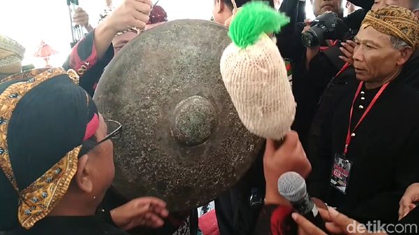 Potret Siraman Gong Kiai Pradah di Blitar