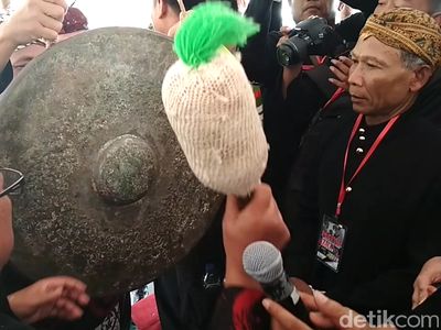 Potret Siraman Gong Kiai Pradah di Blitar