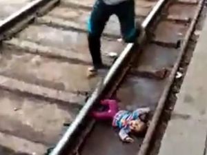 Ajaib! Viral Bayi Selamat Usai Jatuh ke Rel dan Dilintasi Kereta