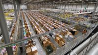 Suasana Gudang Toko Online Terbesar Dunia Sambut Black Friday