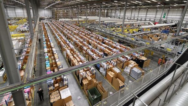 Suasana Gudang Toko Online Terbesar Dunia Sambut Black Friday