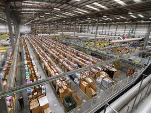 Suasana Gudang Toko Online Terbesar Dunia Sambut Black Friday