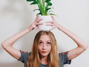 Tren Foto Terbaru di Instagram, Pose Bareng Tanaman