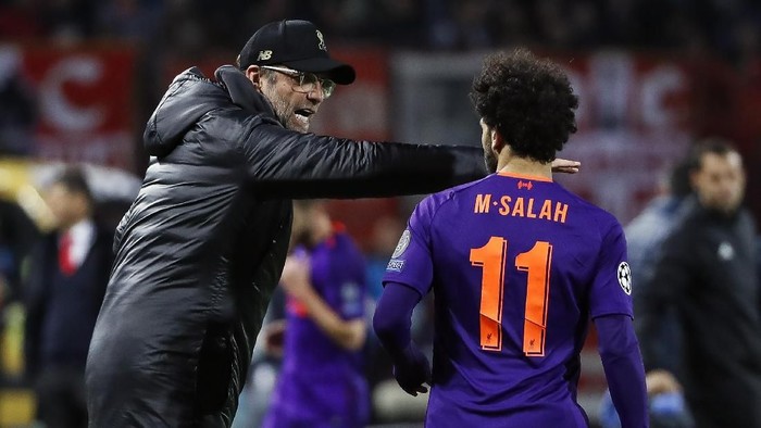 BELGRADE, SERBIA - NOVEMBER 06: Manager Jurgen Klopp (L) of Liverpool speaks with the Mohamed Salah (R) during the Group C match of the UEFA Champions League between Red Star Belgrade and Liverpool at Rajko Mitic Stadium on November 06, 2018 in Belgrade, Serbia. (Photo by Srdjan Stevanovic/Getty Images)