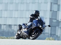 Intip Kecenya Skuter Bongsor Yamaha XMAX Lagi Yuk..