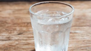Cuaca Panas Aman Minum Air Es? Ini Kata Ahli Gizi