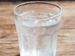 Habis Vaksin Booster COVID-19 Boleh Minum Es dan Air Kelapa? Habis Vaksin Booster COVID-19 Boleh Minum Es dan Air Kelapa?