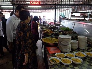 Ke Malaysia, Menlu Retno Masurdi Cicipi Nasi Kerabu Racikan Warung