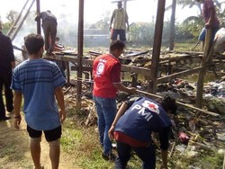 Warga Ramai-ramai Bedah Rumah Gubuk Reyot Kakek 82 Tahun di Maros