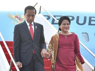 5 Ibu Negara Tampil Kekinian Pakai Sneakers, Iriana Jokowi Kenakan Gucci