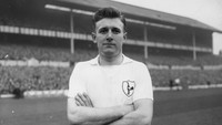Terry Medwin cuma memperkuat dua klub sepanjang kariernya, yakni Swansea Town (saat ini Swansea City) dan Tottenham Hotspur. Bermain di Tottenham pada 1956–1963, dia mencetak delapan gol dalam derby kontra Chelsea. (Foto: Monty Fresco/Topical Press Agency/Getty Images)