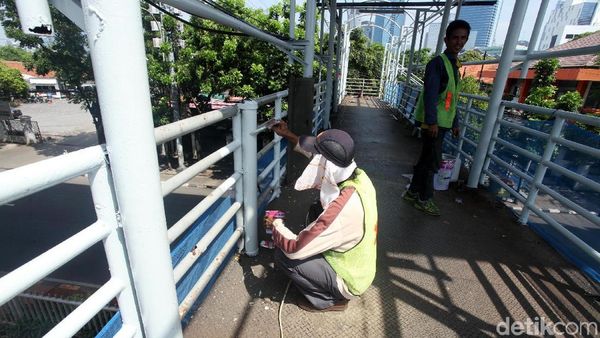 Melihat Proses Perbaikan JPO Tendean