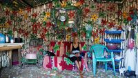 Keren! Nenek 87 Tahun Bangun Rumah dari Botol Plastik