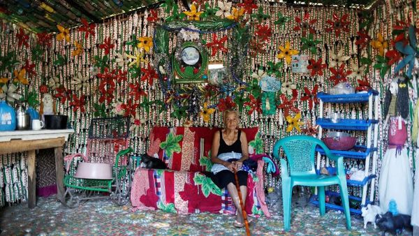 Keren! Nenek 87 Tahun Bangun Rumah dari Botol Plastik