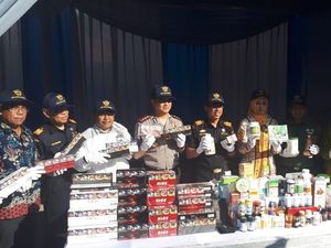 Jutaan Batang Rokok Ilegal hingga Sex Toys Dimusnahkan