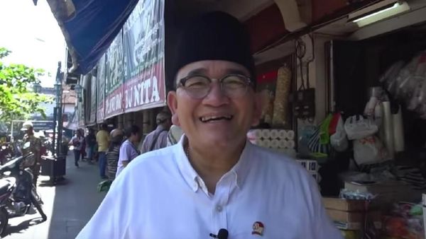 Foto: Ruhut Ngeledek Sandiaga Bergaya Rambut Petai