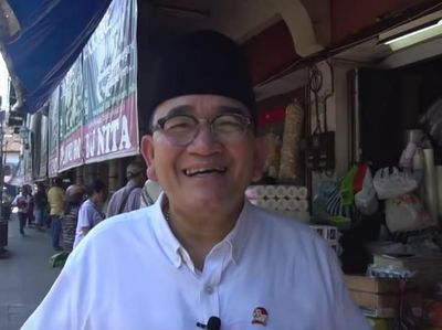 Foto: Ruhut Ngeledek Sandiaga Bergaya Rambut Petai