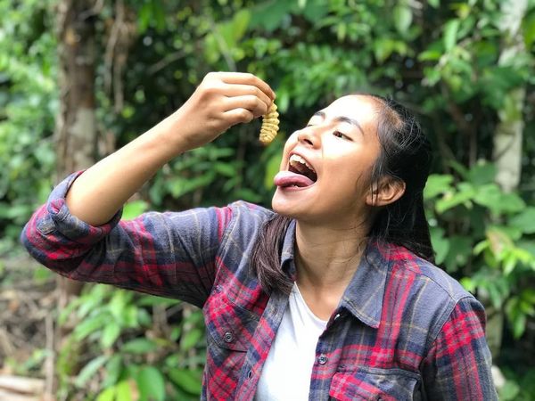 Serunya Efinda Putri Host Jejak Petualang yang Doyan Makan Ulat Pohon
